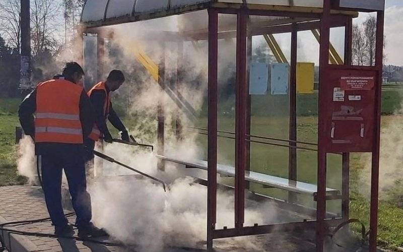Wyczyścili i odkazili przystanki - InfoBrzeszcze.pl