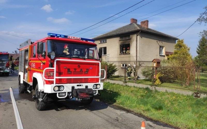 Pożar budynku mieszkalnego w Brzeszczach. Strażacy z OSP Bór, prowadzą zbiórkę dla pogorzelców - InfoBrzeszcze.pl