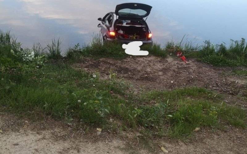 Samochód w Stawie - InfoBrzeszcze.pl