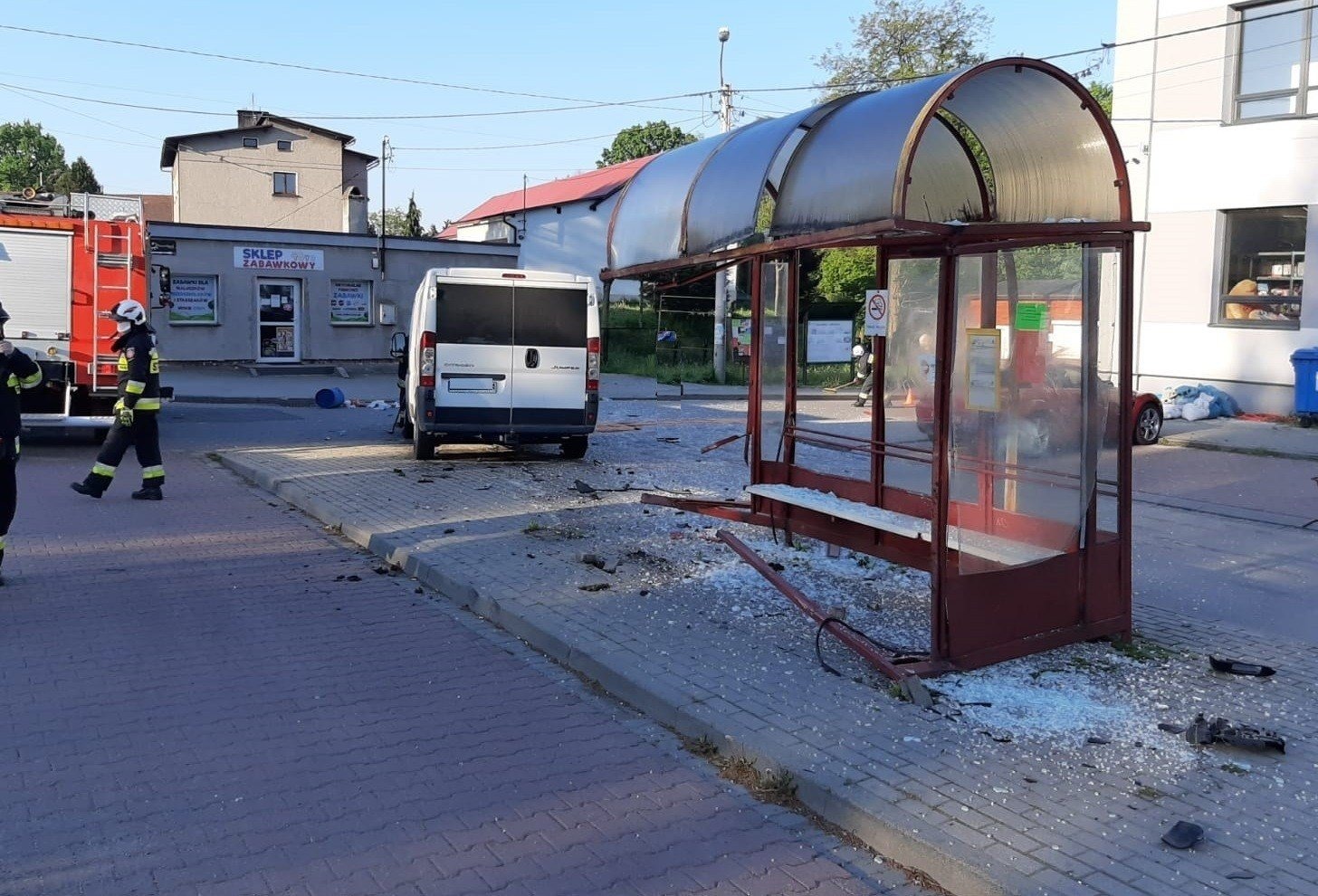 Dostawczak uderzył w wiatę przystanku - InfoBrzeszcze.pl