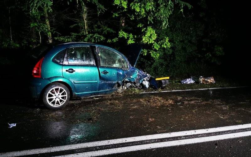 Samochód Osobowy Uderzył w Drzewo - InfoBrzeszcze.pl