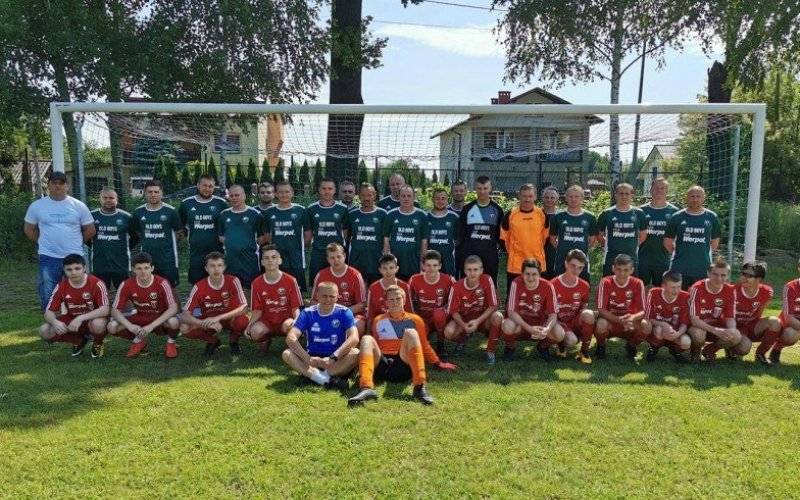 Dwumecz juniorów z Oldbojami na zakończenie piłkarskich rozgrywek - InfoBrzeszcze.pl
