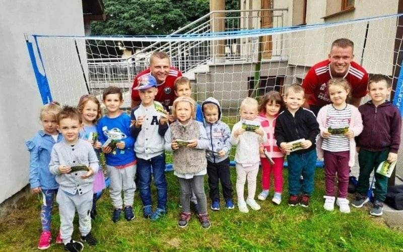 Trenerzy LKS-u odwiedzili przedszkola promując futbol i klubowe treningi - InfoBrzeszcze.pl