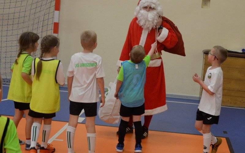 Mikołaj odwiedził najmłodsze drużyny LKS-u - InfoBrzeszcze.pl