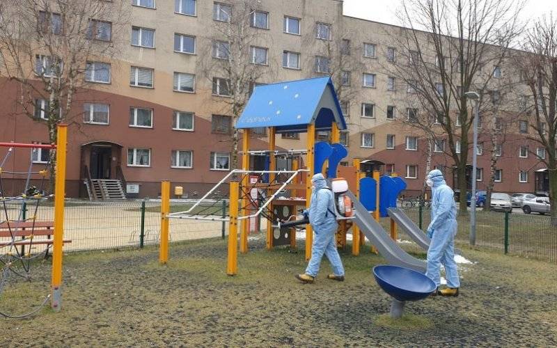 Zdezynfekowali przystanki i place zabaw - InfoBrzeszcze.pl