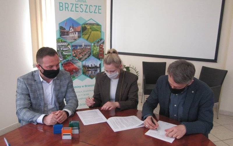 Umowa podpisana - Park Miejski zostanie zrewitalizowany - InfoBrzeszcze.pl