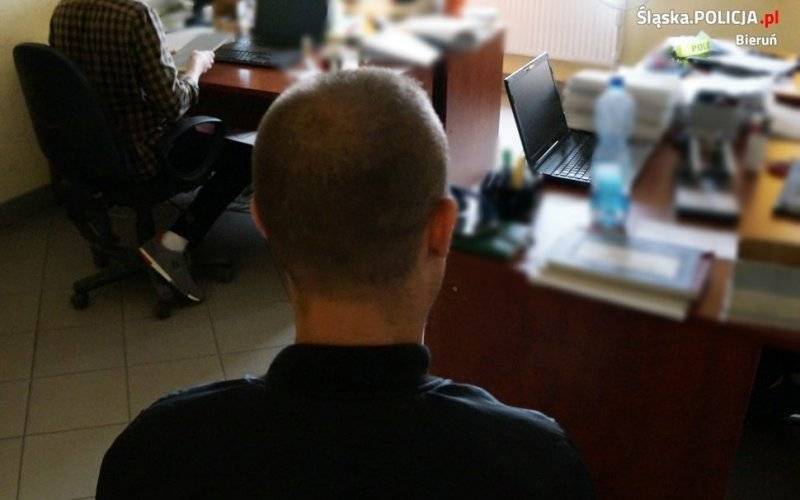 Policja zatrzymała dwóch mieszkańców Oświęcimia, którzy utrudnili działania na miejscu wypadku. Mężczyźni byli pod wpływem środków odurzających - InfoBrzeszcze.pl