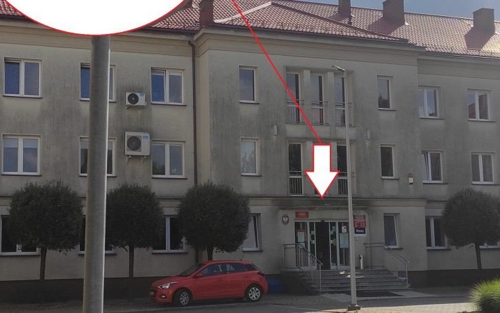 Tymczasowe wejście do budynku Starostwa - InfoBrzeszcze.pl