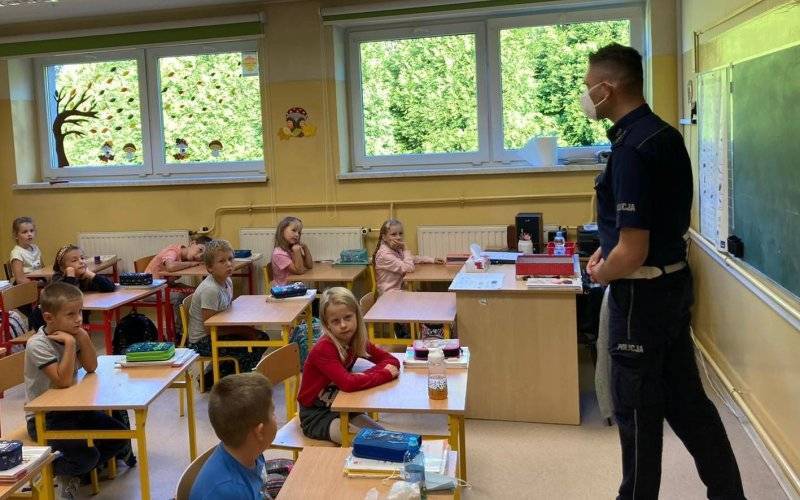 „Bezpieczna droga do szkoły” – policyjne prelekcje dla pierwszaków - InfoBrzeszcze.pl