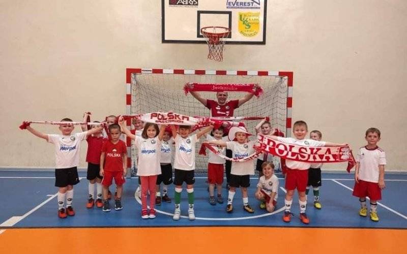 Młodzi piłkarze LKS-u #Murem za polskim mundurem - InfoBrzeszcze.pl