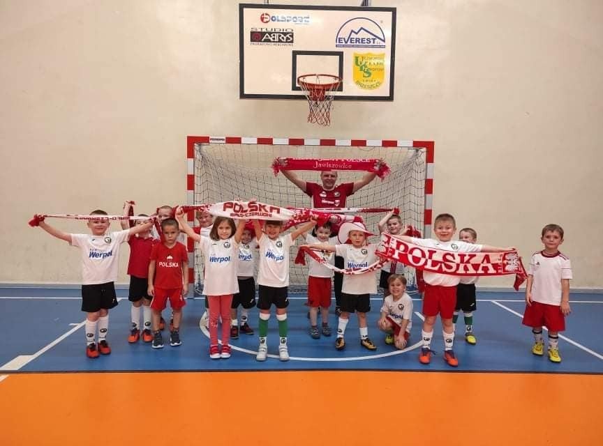Młodzi piłkarze LKS-u #Murem za polskim mundurem - InfoBrzeszcze.pl