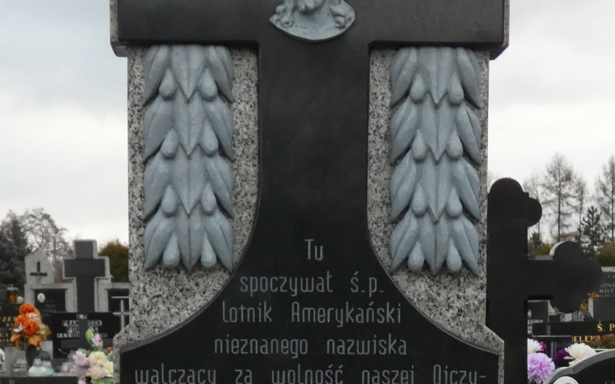 Symboliczne upamiętnienie śmierci "nieznanego amerykańskiego lotnika - InfoBrzeszcze.pl