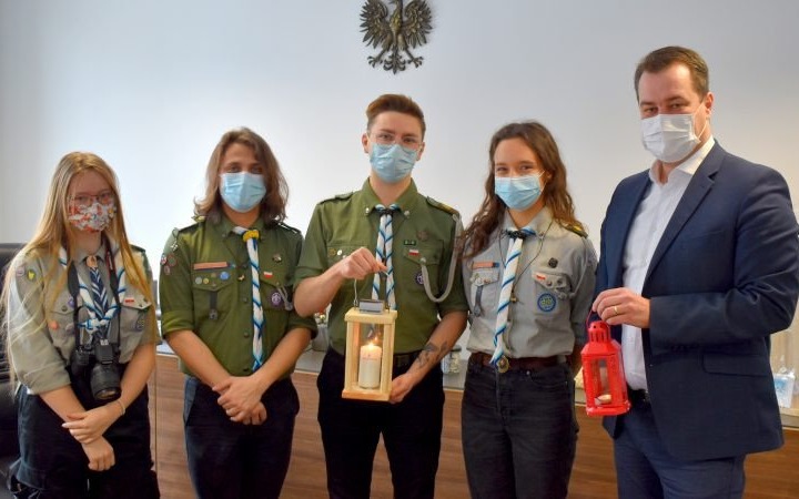 Betlejemskie Światło Pokoju dotarło dziś do starostwa - InfoBrzeszcze.pl