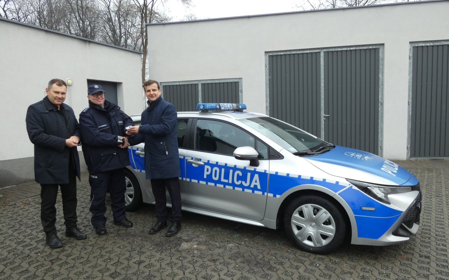 Policjanci z Brzeszcz z nowym radiowozem - InfoBrzeszcze.pl