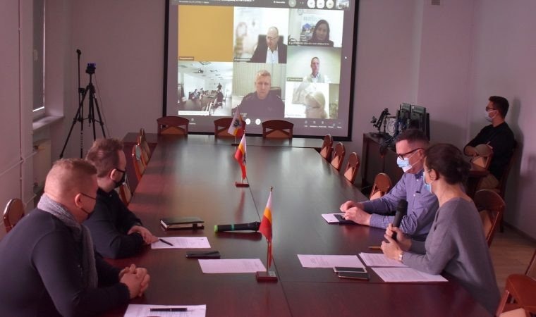 Powiatowy Zespół Zarządzania Kryzysowego o ptasiej grypie i rosnącej zachorowalności na Covid-19 - InfoBrzeszcze.pl