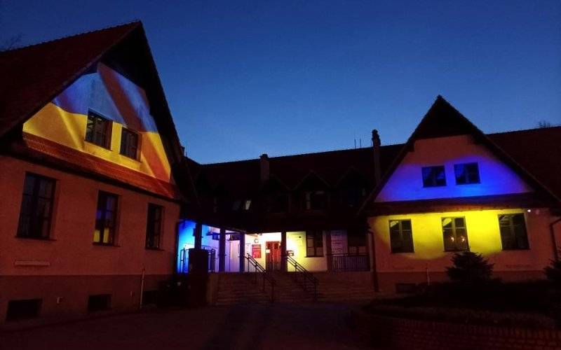 Urząd Gminy w barwach Ukrainy - InfoBrzeszcze.pl
