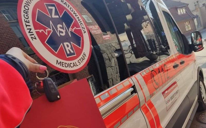 Ratownicy ZSR z Jawiszowic mają nową karetkę- dar przekazali przedstawiciele Bridge To Unity - InfoBrzeszcze.pl