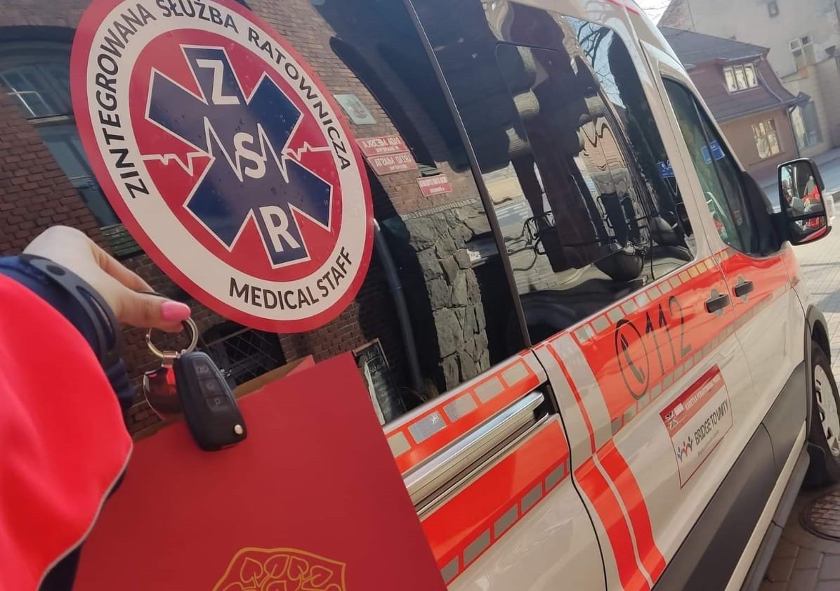Ratownicy ZSR z Jawiszowic mają nową karetkę- dar przekazali przedstawiciele Bridge To Unity - InfoBrzeszcze.pl