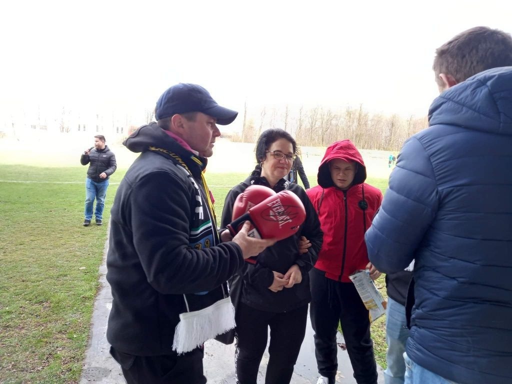 Kibice Górnika wsparli chorego kolegę z trybun - InfoBrzeszcze.pl