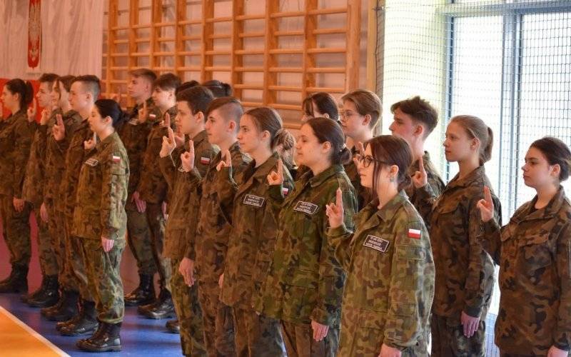Święto patrona w powiatowej „Szóstce”. Ślubowanie kadetów i podziękowania dla ratowników - InfoBrzeszcze.pl