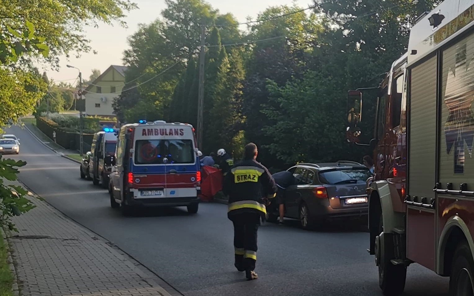 Ratownicy, policjanci i strażacy walczyli o życie rowerzysty- mężczyźnie przywrócono czynności życiowe - InfoBrzeszcze.pl