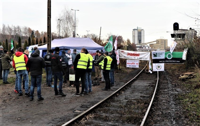 Górnicy zablokowali wyjazd pociągów z węglem - InfoBrzeszcze.pl