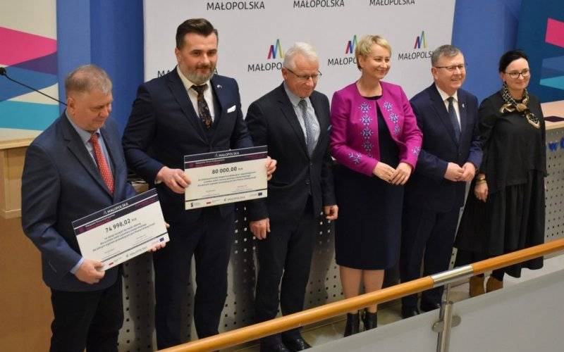 Fundusze dla szkół na sprzęt komputerowy i zajęcia pozalekcyjne - InfoBrzeszcze.pl