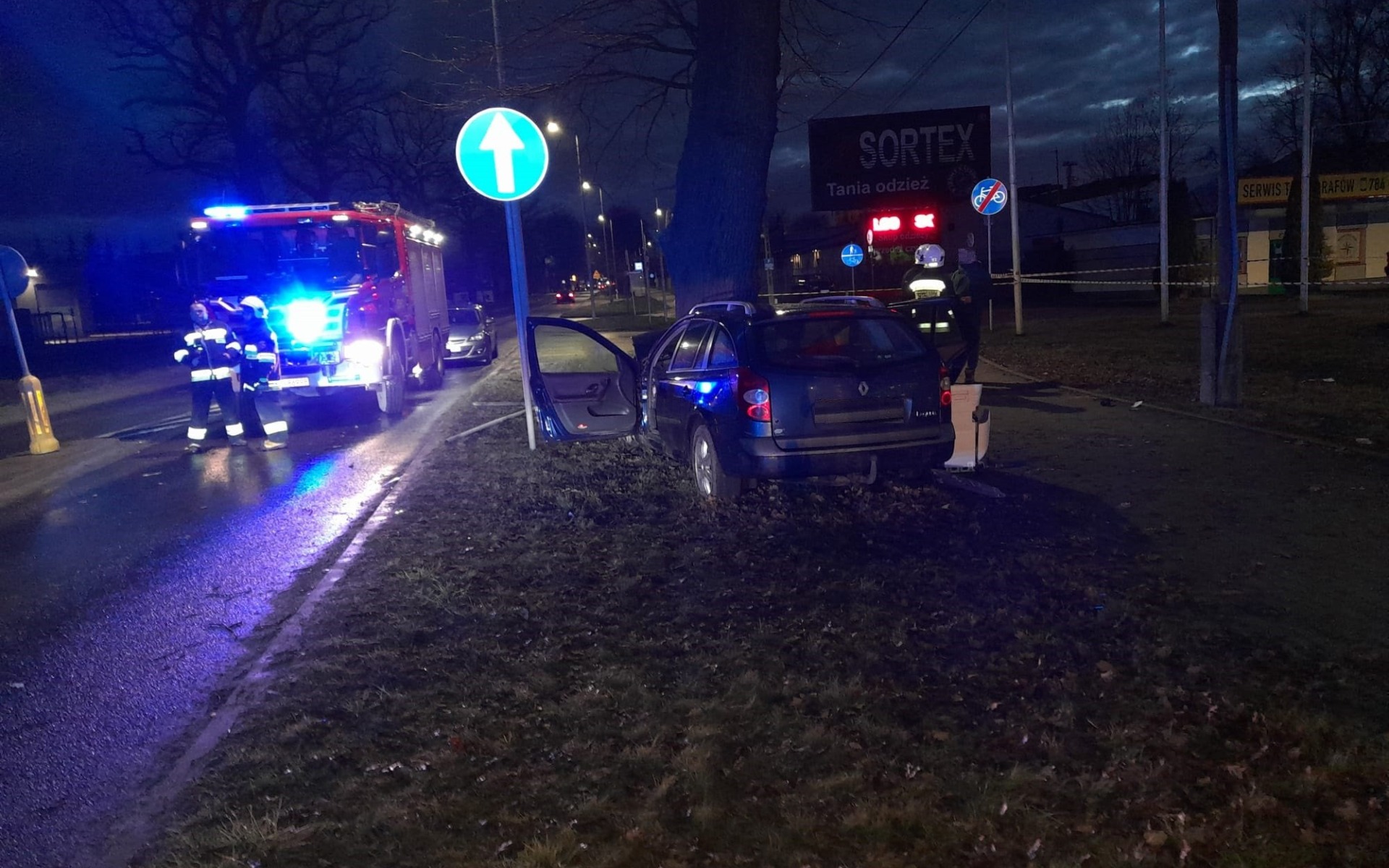 Osobówką uderzył w drzewo - InfoBrzeszcze.pl