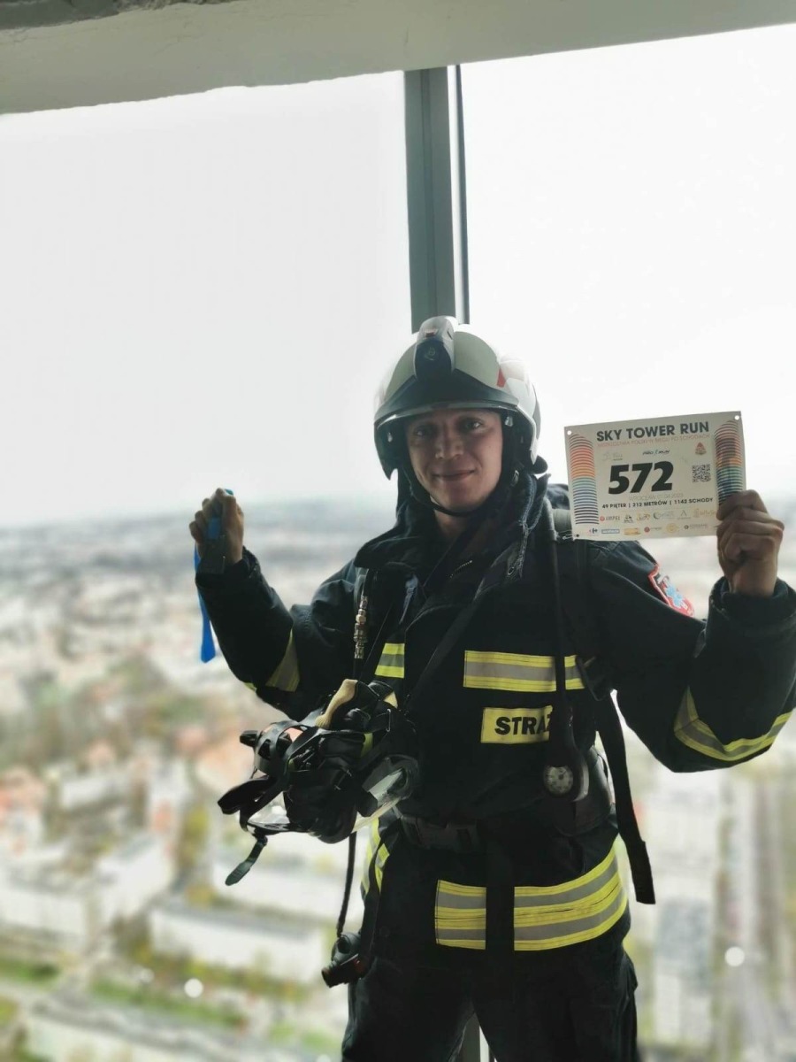 Strażak z OSP Jawiszowice wbiegł na jeden z najwyższych budynków w Polsce - InfoBrzeszcze.pl
