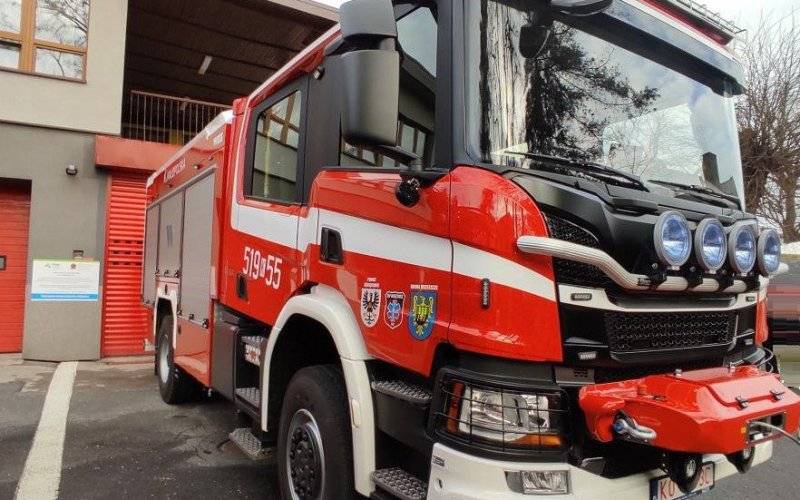 Kot uwięziony w zderzaku samochodu. W akcji strażacy z Jawiszowic - InfoBrzeszcze.pl