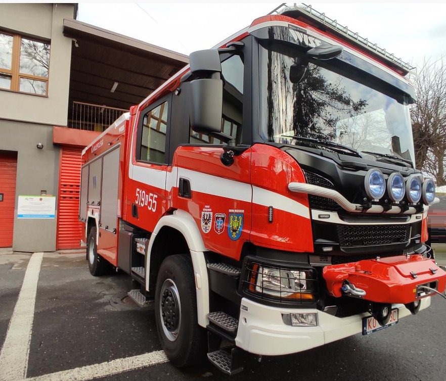 Kot uwięziony w zderzaku samochodu. W akcji strażacy z Jawiszowic - InfoBrzeszcze.pl