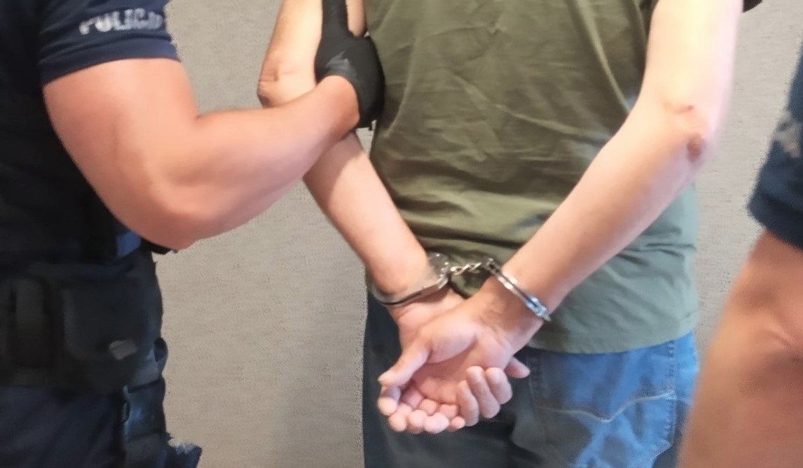 Policjanci z Brzeszcz podczas pościgu odzyskali skradzione audi i zatrzymali sprawcę kradzieży - InfoBrzeszcze.pl