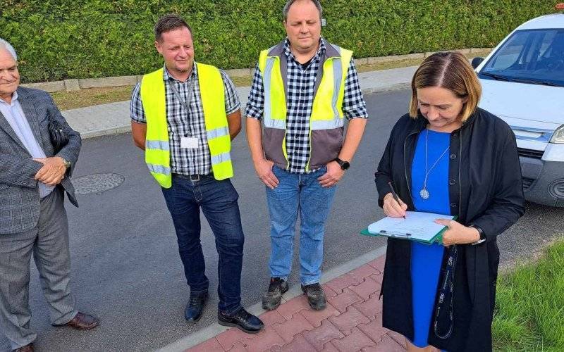 Nowa nawierzchnia i chodniki. Powiatowy trakt w Jawiszowicach po gruntownej modernizacji - InfoBrzeszcze.pl