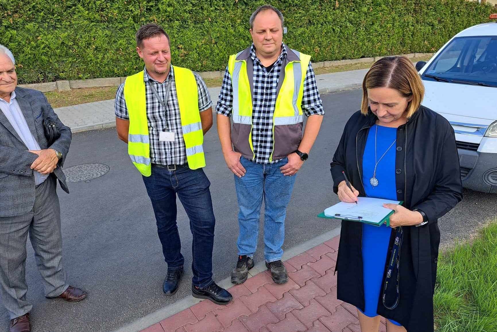 Nowa nawierzchnia i chodniki. Powiatowy trakt w Jawiszowicach po gruntownej modernizacji - InfoBrzeszcze.pl