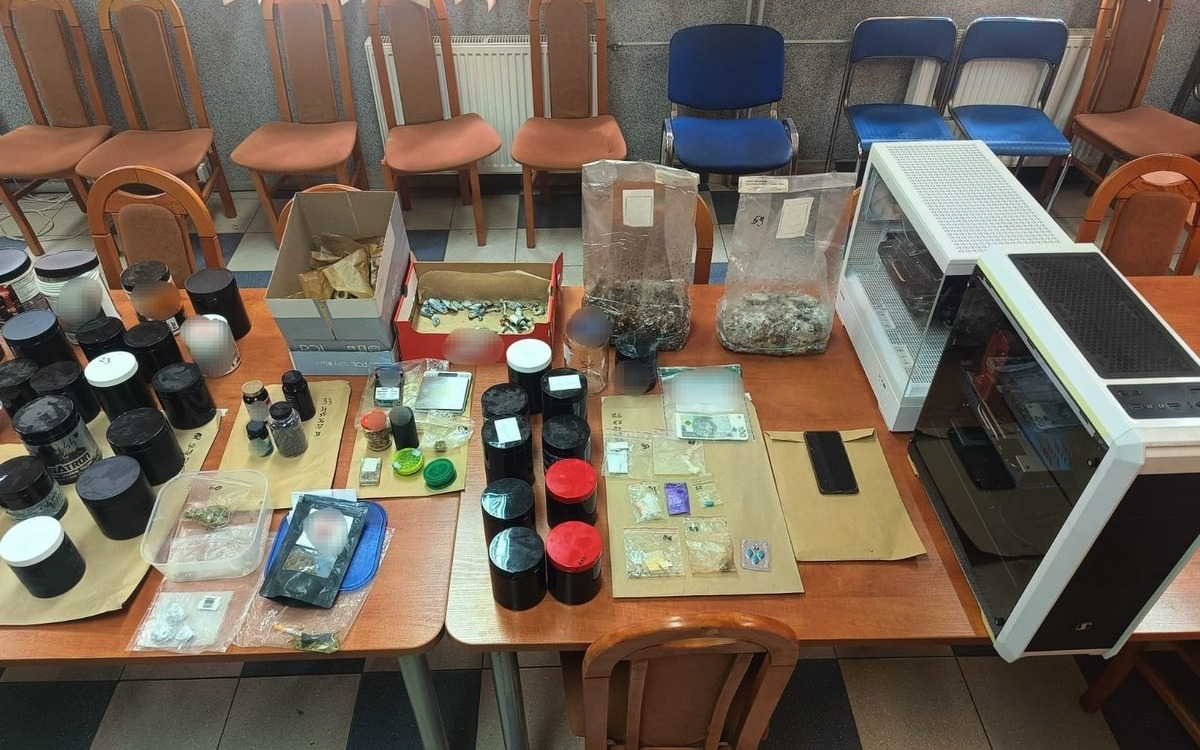 Brzeszcze: Areszt dla dilerów narkotyków, policja przejęła 3 kg zakazanych substancji - InfoBrzeszcze.pl