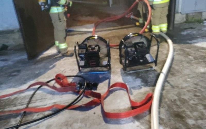 Pożar w kurniku w Zasolu: Szybka akcja straży pożarnej ogranicza straty, 200 ptaków ginie - InfoBrzeszcze.pl