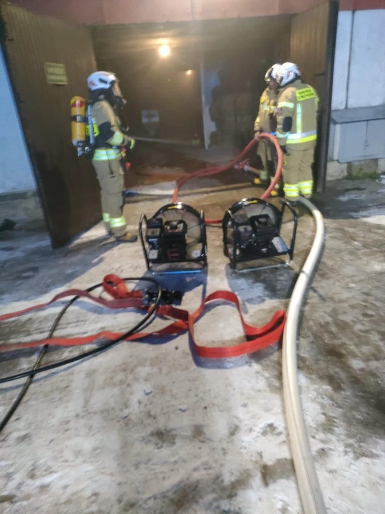 Pożar w kurniku w Zasolu: Szybka akcja straży pożarnej ogranicza straty, 200 ptaków ginie - InfoBrzeszcze.pl