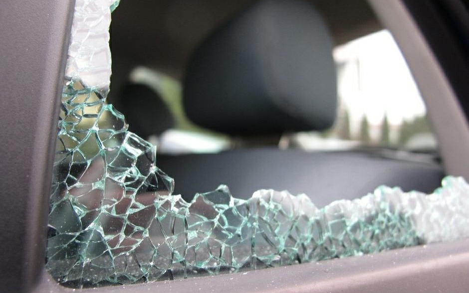 Dziecko zatrzaśnięte w aucie podczas upału – szybka reakcja policji uratowała sytuację - InfoBrzeszcze.pl