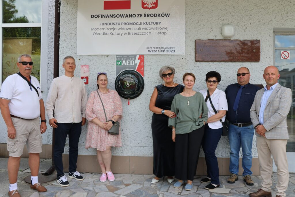 Nowy defibrylator AED przy Ośrodku Kultury w Brzeszczach – urządzenie, które może uratować życie! - InfoBrzeszcze.pl