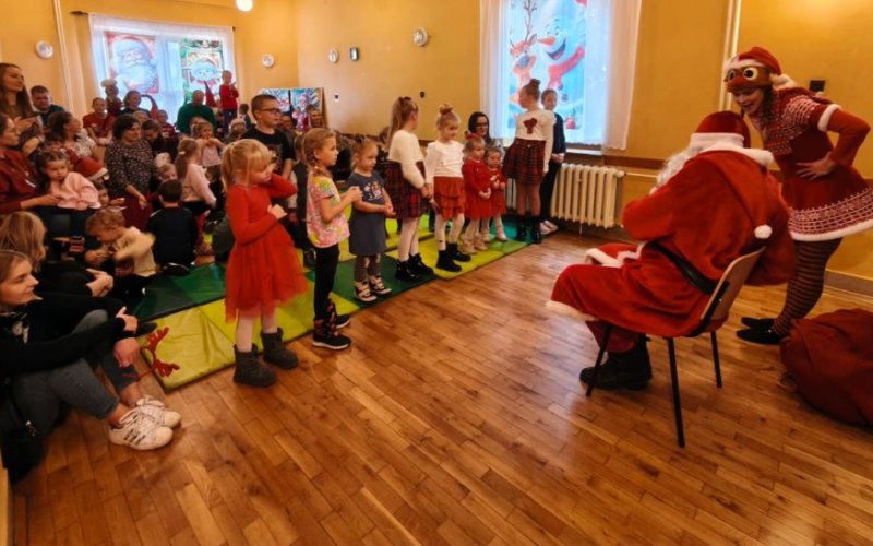 Grudzień pełen magii w Babicach – Mikołajki i świąteczne dekorowanie Domu Ludowego