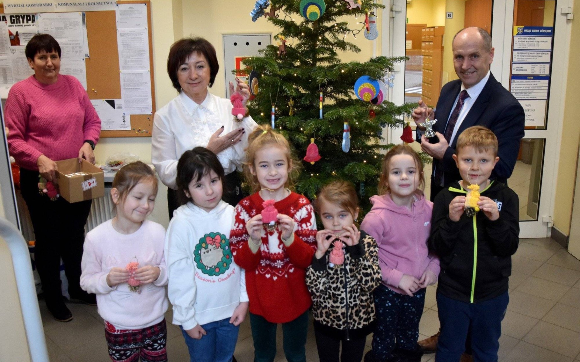 Radosny, świąteczny nastrój w urzędzie gminy