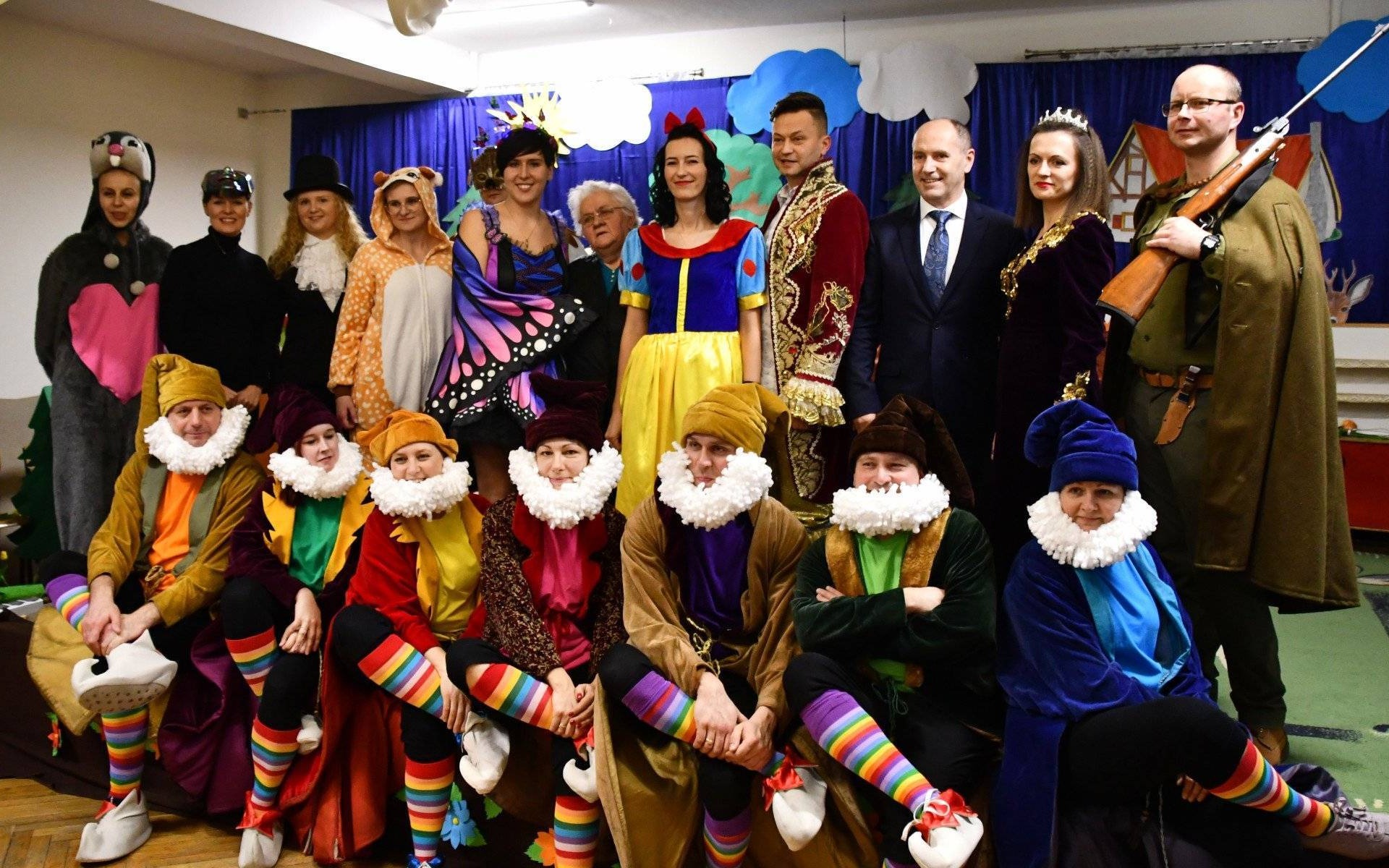 Seniorzy na przedstawieniu Królewna śnieżka i siedmiu krasnoludków