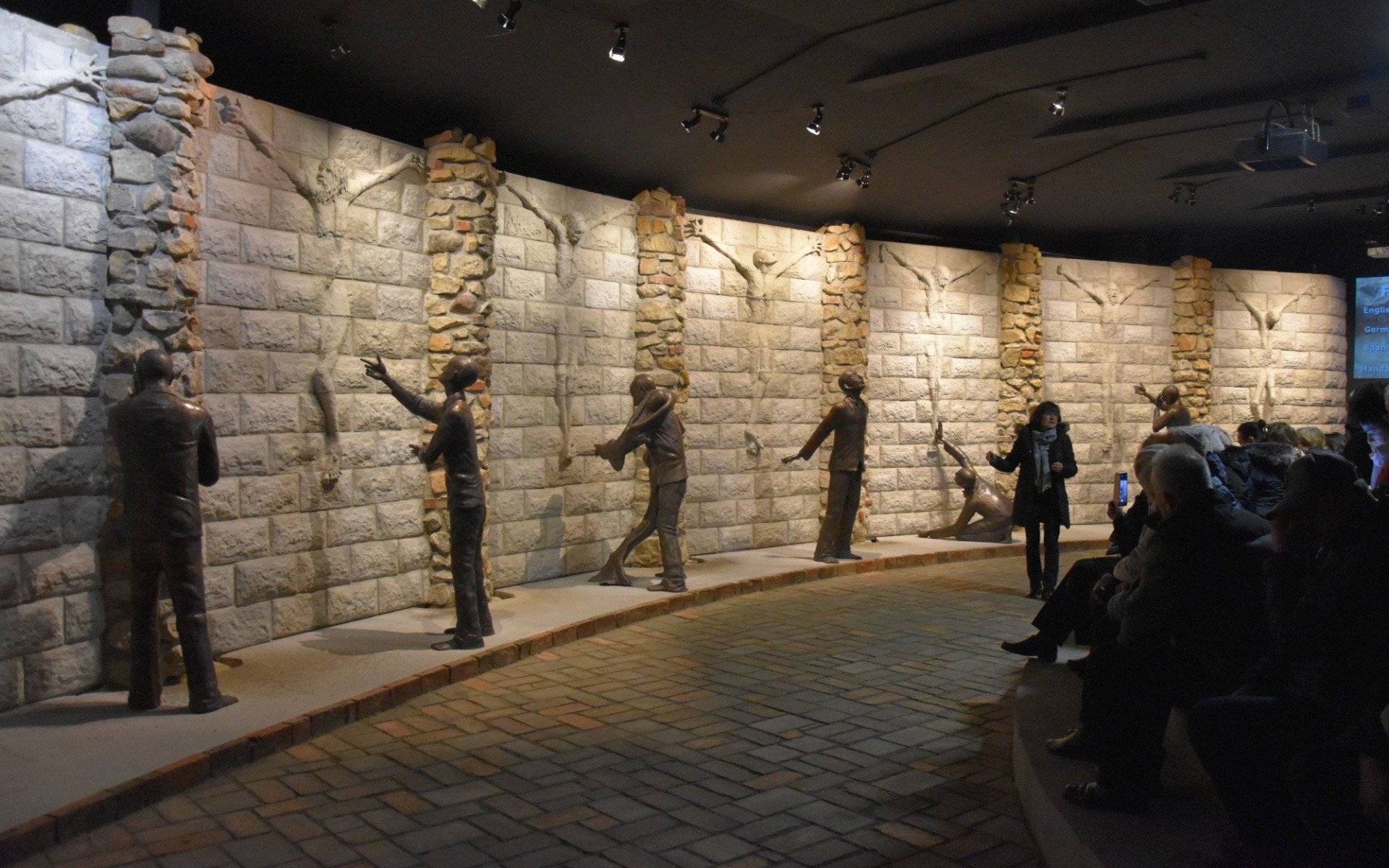 Seniorzy odwiedzili wystawę Fontanna Łez w Brzezince