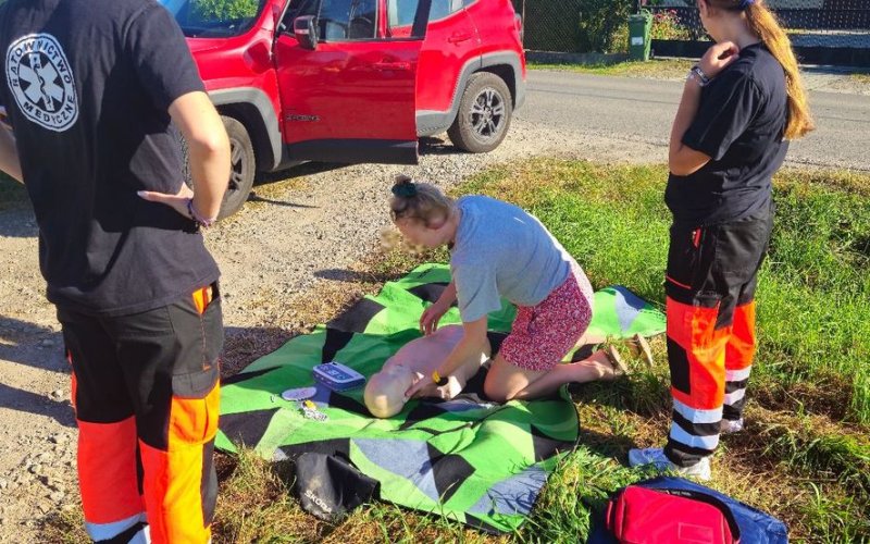 Powiat oświęcimski. Policjanci wspólnie z uczennicami ratownictwa medycznego z powiatowej „szóstki”, przeprowadzili działania pn. „Bezpieczny powrót do szkoły”.