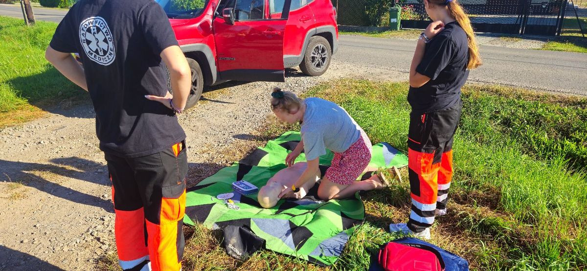 Powiat oświęcimski. Policjanci wspólnie z uczennicami ratownictwa medycznego z powiatowej „szóstki”, przeprowadzili działania pn. „Bezpieczny powrót do szkoły”.