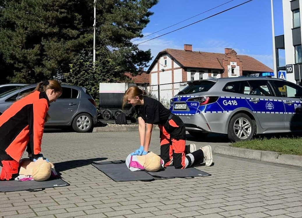 Gmina Brzeszcze. Policjanci i uczennice technikum o profilu ratownictwo medyczne, w kampanii społecznej „Ratujmy życie. Razem"