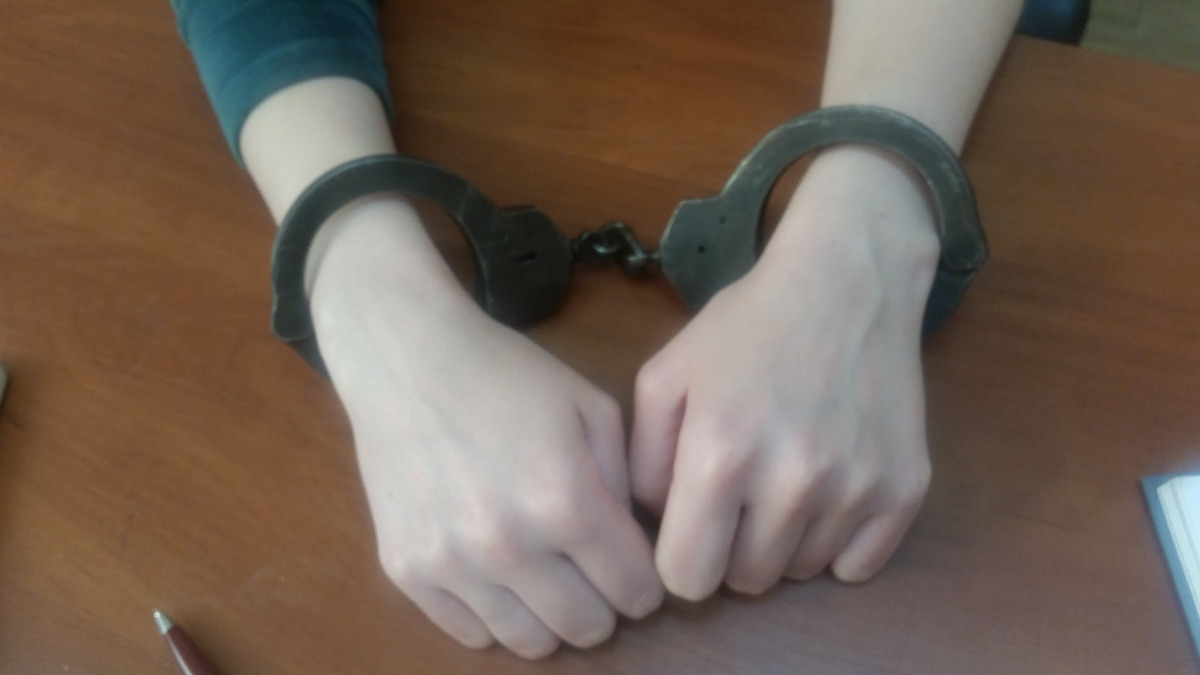 Oświęcim. Policjanci zatrzymali agresywną kobietę, która dopuściła się uszkodzenia mienia i groziła śmiercią swojej sąsiadce