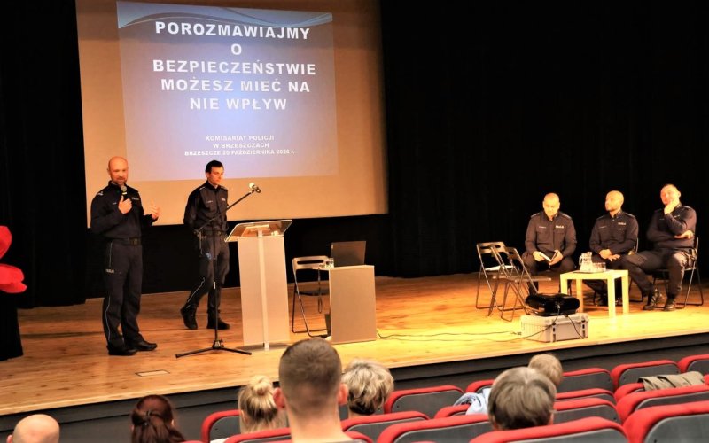 Brzeszcze. Policjanci debatowali z mieszańcami o bezpieczeństwie w miejscu zamieszkania