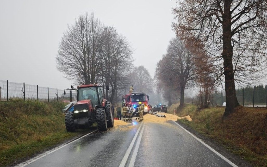 Trasa Oświęcim–Zator (DK 44). Ruch wstrzymany w Przeciszowie w obu kierunkach. Na jezdnię wysypały się ziarna kukurydzy.