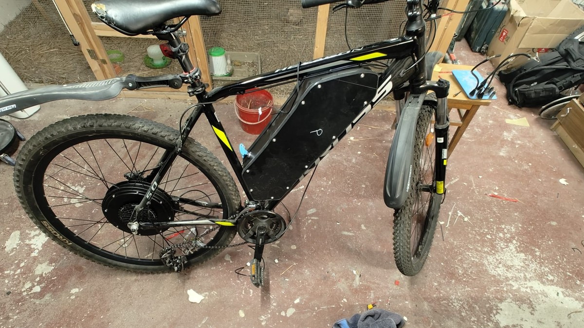 Kęty. Policjanci poszukują złodzieja oraz skradzionego przez niego roweru elektrycznego